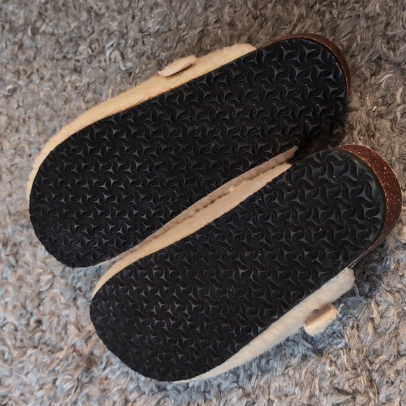 Paw print Sherpa slippers - Picture 3 of 4